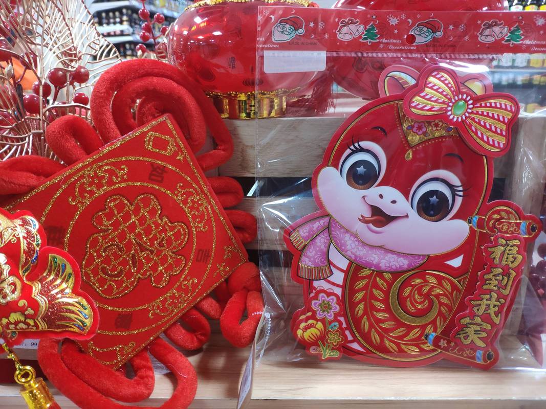 重庆:元旦新年将至 蛇年饰品迎来销售旺季